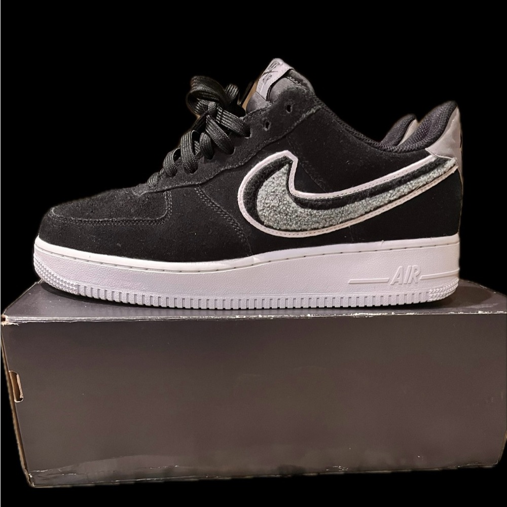 2018
Air Force 1 '07 LV8 'Chenille Swoosh'
